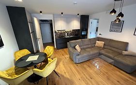 Luxusní apartmán GRAND v centru Harrachova se saunou, wallboxem EV, parkováním zdarma, Netflix a HBO, velkým balkonem a výhledem na Čertovu horu ,sjezdovku a skokanské můstky